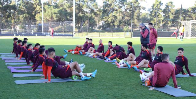 1728441171486065941.jpg (体育)(1)足球——国足在阿德莱德训练备战世预赛+XxjpseC007159_20241007_PEPFN0A001.jpg